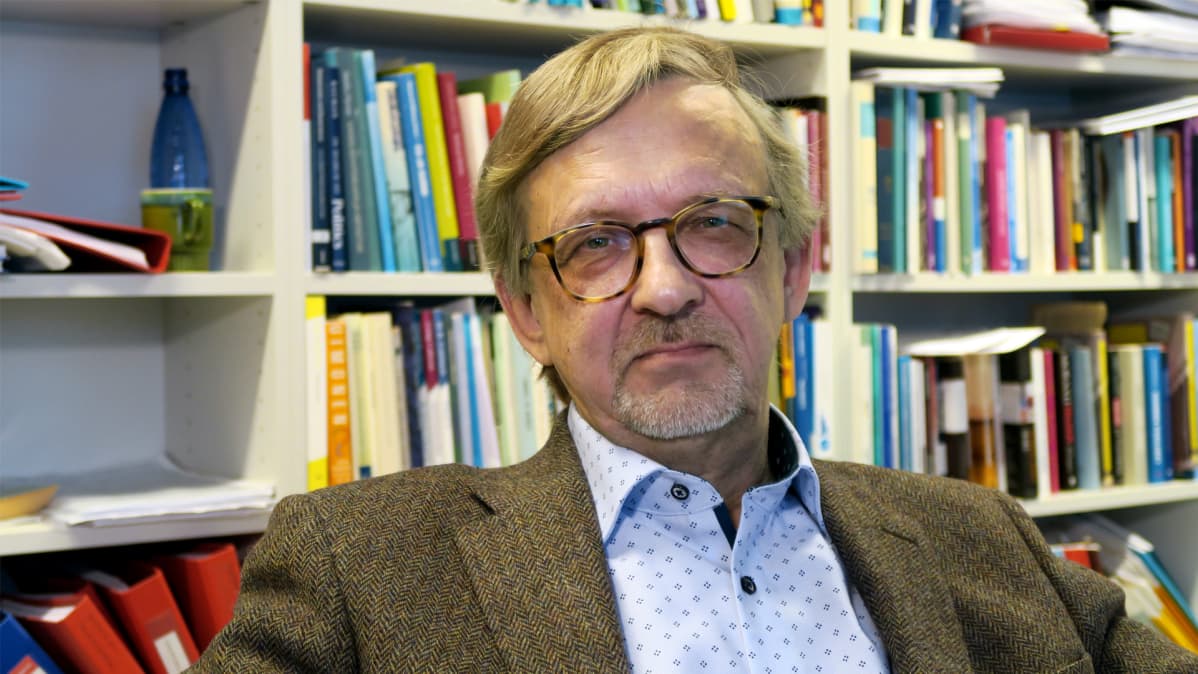 Professori Ilkka Ruostetsaari