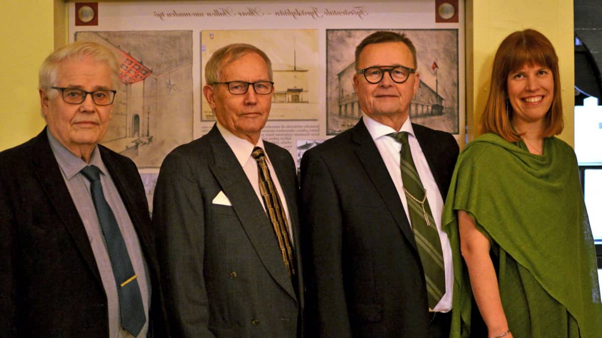 Vox Aurean 50 vuoteen mahtuu vain neljä kuoronjohtajaa: Torsten Lindfros, Kari Ala-Pöllänen, Pekka Kostiainen ja Sanna Salminen.