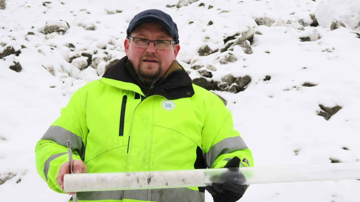 Luminen näytteenottoputki Esa Hellin kädessä