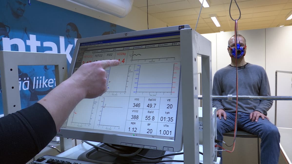 Testihenkilön energiakulutusta arvioitiin epäsuoralla kalorimetrialla. Aluksi hapenkulutusta ja hiilidioksidin tuottoa mitattiin hengityskaasuanalysaattorilla.