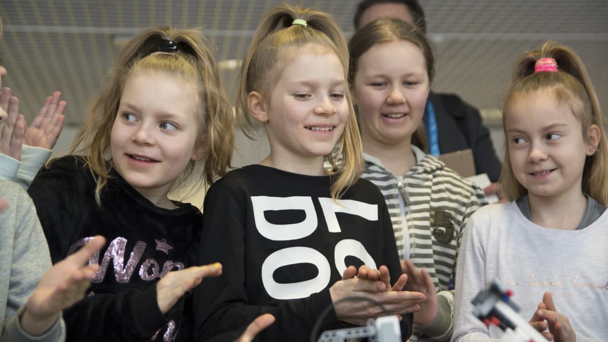 Lapsia robotiikkamessuilla.