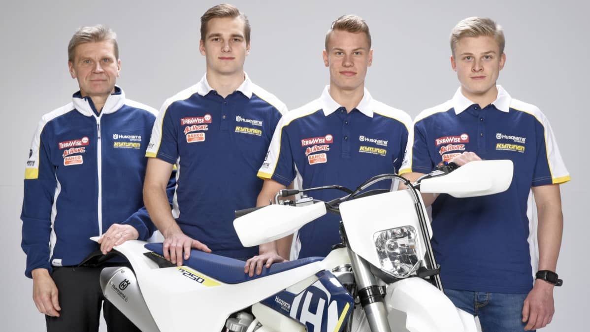 Kytönen Motorsportin tiimimanageri Harri Leppälaakso (vas.) ja tallin nuoret MM-ajajat Lari Jukola, Roni Kytönen ja Hugo Svärd.