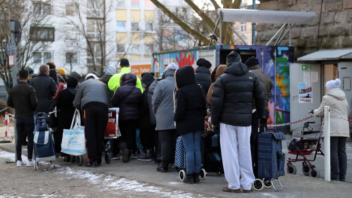 Ihmisiä Tafelin leipäjonossa Essenissä Saksassa 26. helmikuuta.