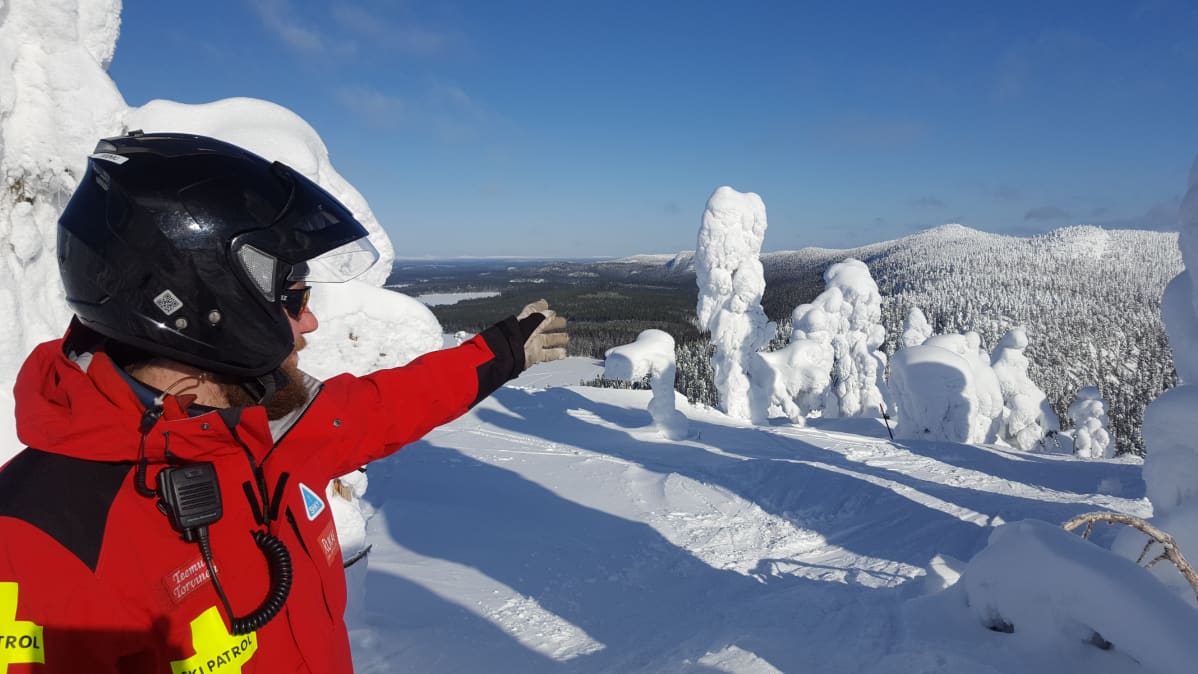 Lumiturvallisuuskouluttaja Teemu Torvinen tarkkailee maisemaa Rukalla.