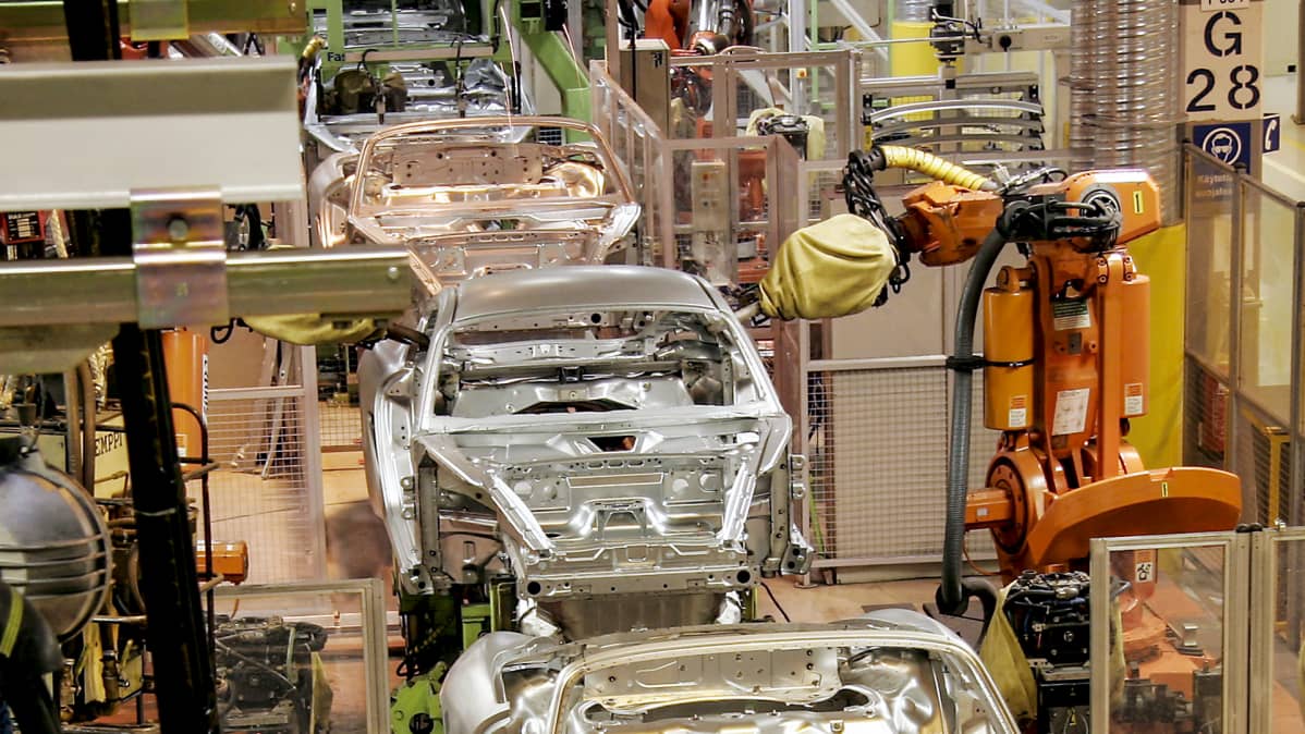 Robotit kokoavat Porsche -autoja Uudenkaupungin tehtaalla.