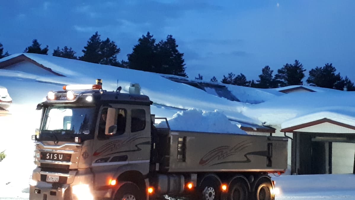 Rautalampilaisen huonekaluvalmistaja Sepon kalusteen sortunut katto.