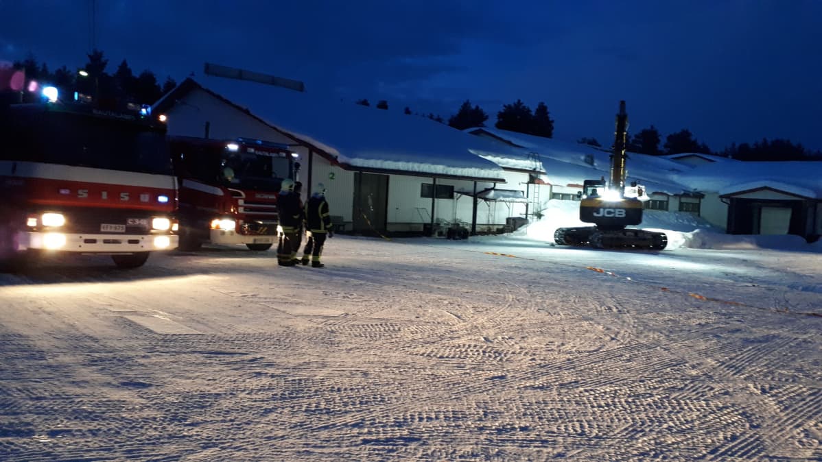 Rautalampilaisen huonekaluvalmistajan Sepon kalusteen katolta poistetaan lunta.
