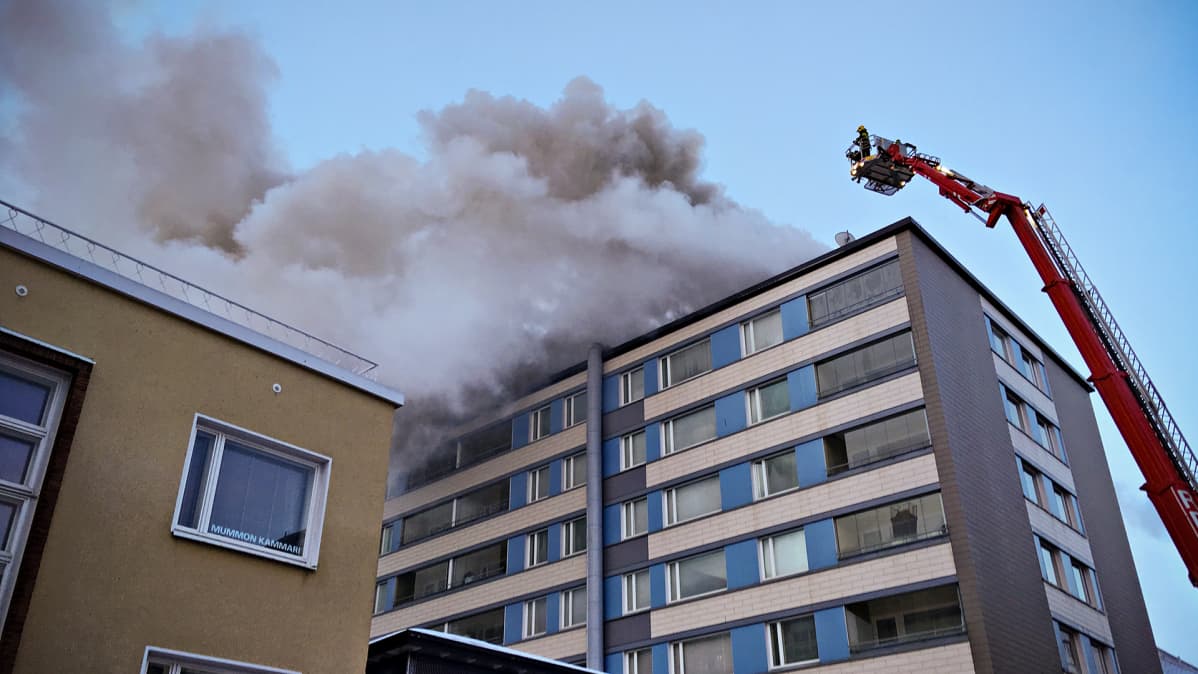 Palokunta sammuttaa tulipaloa Tampereen keskustassa tiistaiaamuna 20. maaliskuuta.