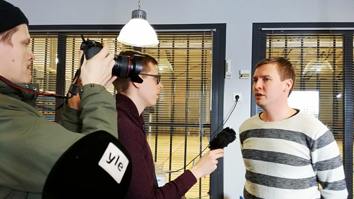 Pirkkalan opetuspäällikkö Mika Luukkanen median haastattelussa