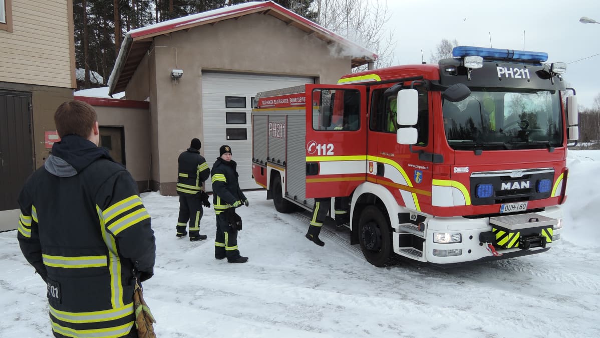 Ahtialan VPK:n auto paloaseman edustalla.
