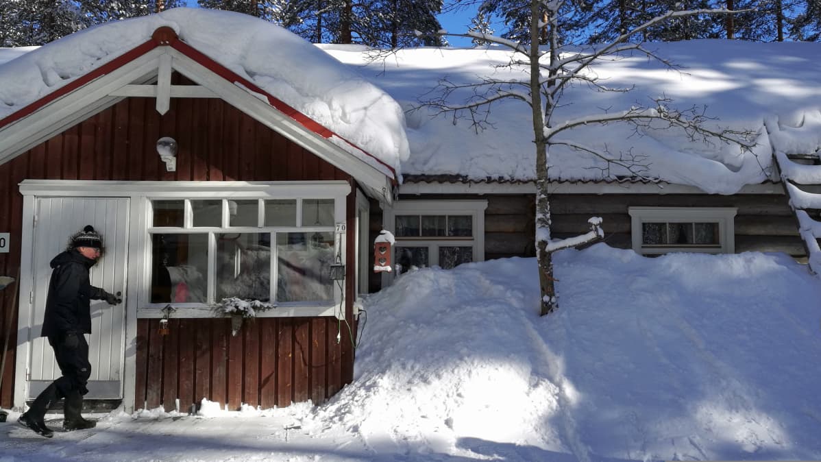 Rauno Ratilainen menossa taloon.