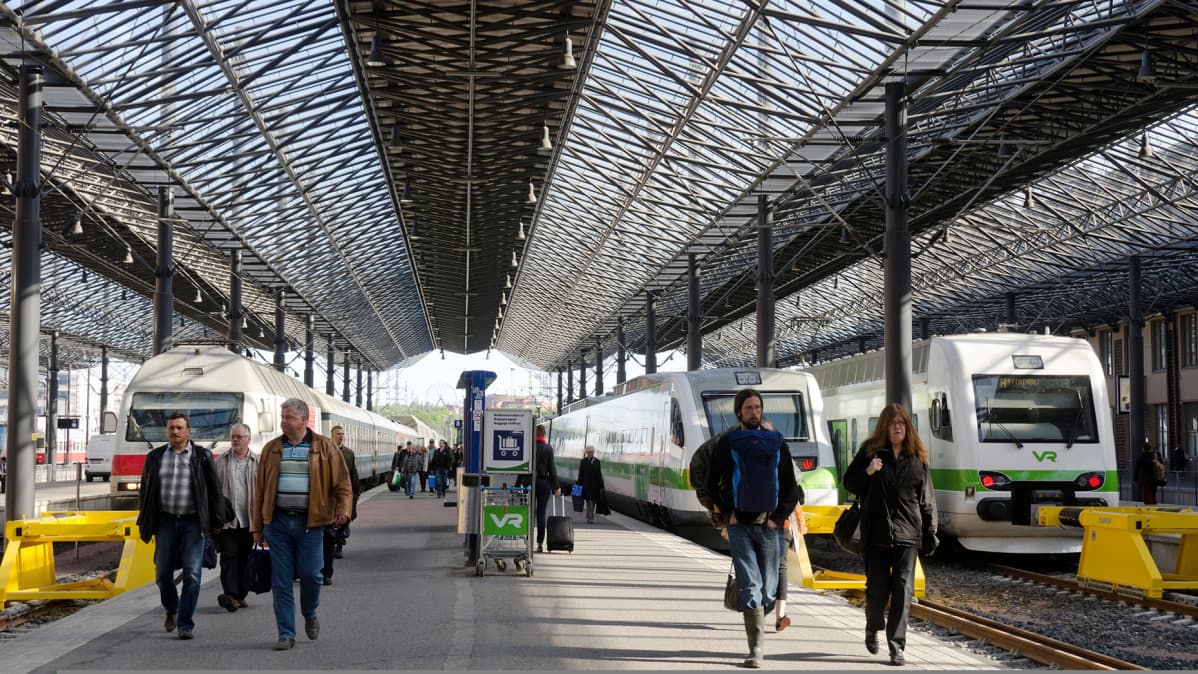 Helsingin rautatieasema ja junia