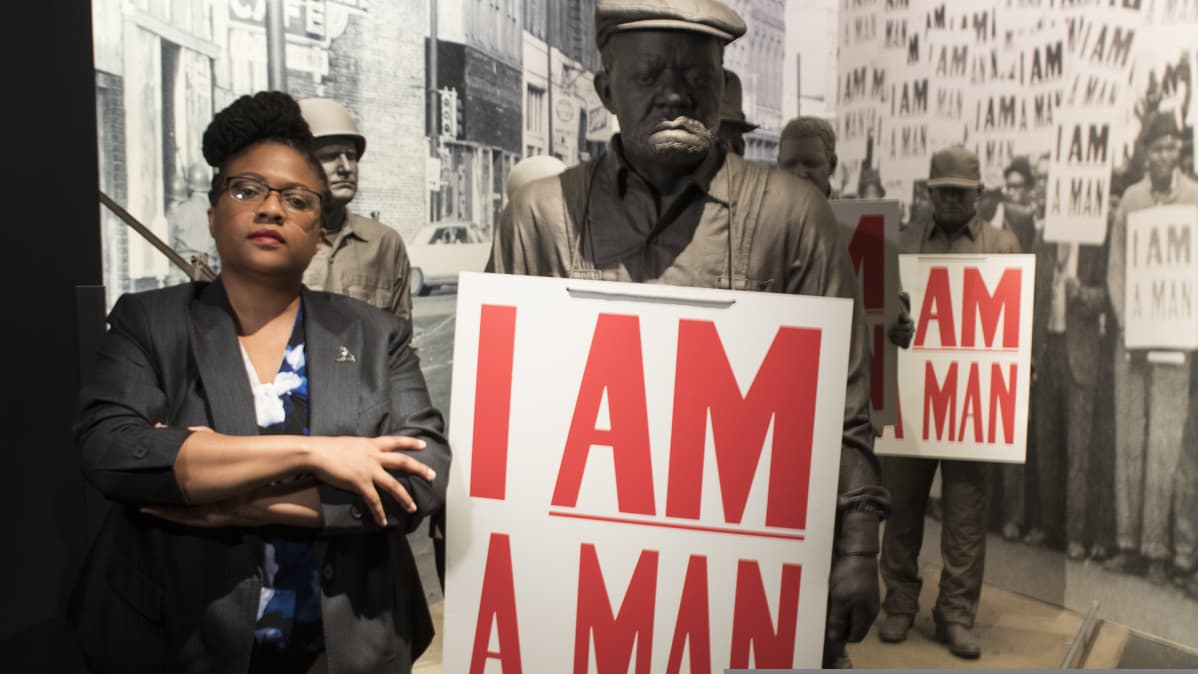 Kansalaisoikeuksien museon johtaja Noelle Trent kertoi Martin Luther Kingin elämästä mustien mielenosoituksista kertovalla osastolla.