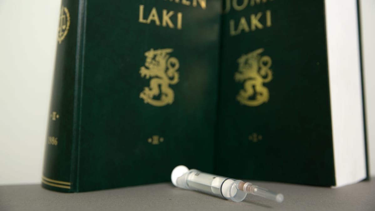 Lakikirjoja ja ruisku.