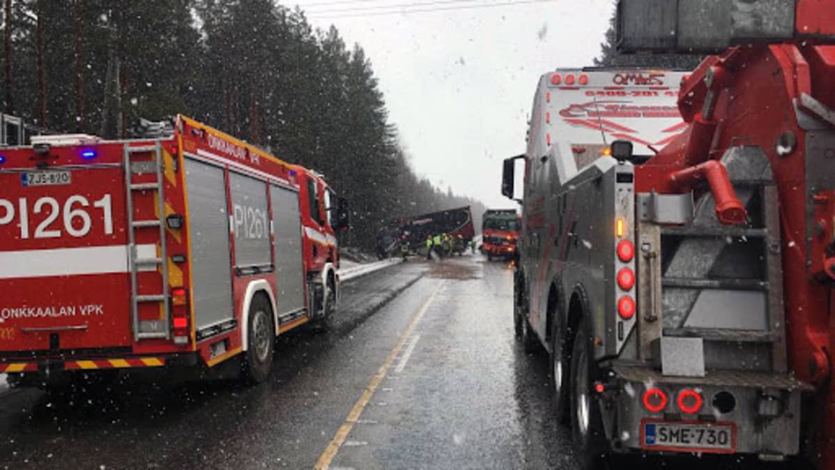 Paloauto ja hinausauto onnettomuuspaikalla Pälkäneellä. Taustalla onnettomuudessa mukana ollut rekka osittain ojassa.