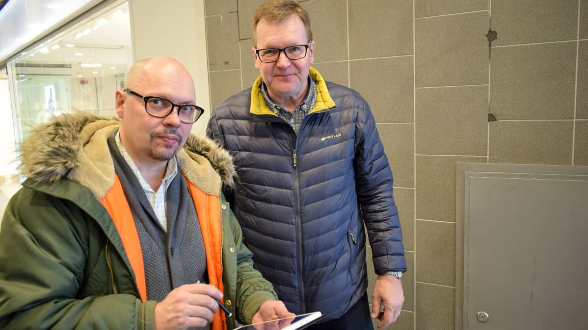 Vesa Walden (vas.) oli toteuttamassa kunniaseinää 1990-luvulla. Ismo Savolainen huolehtii betonilaattojen varastoinnista.