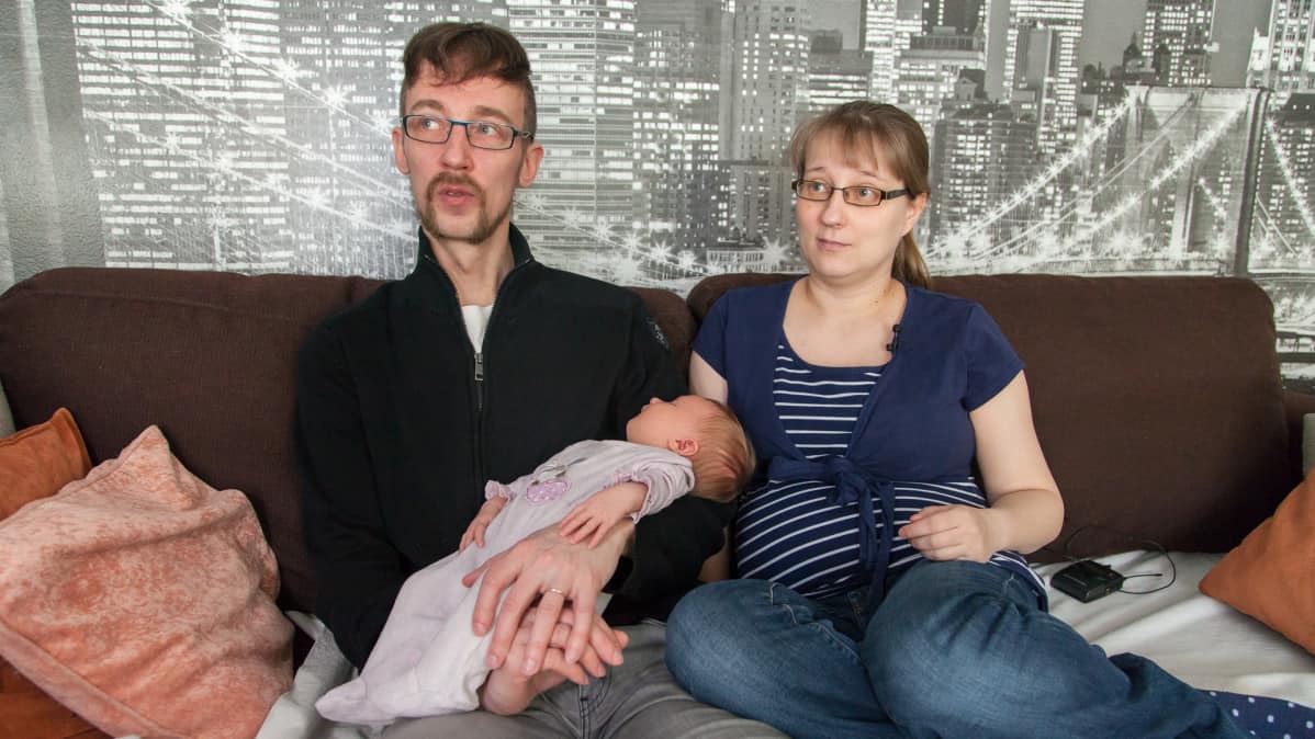 Niko ja Martiina Kainulainen sekä vastasyntynyt vauva.