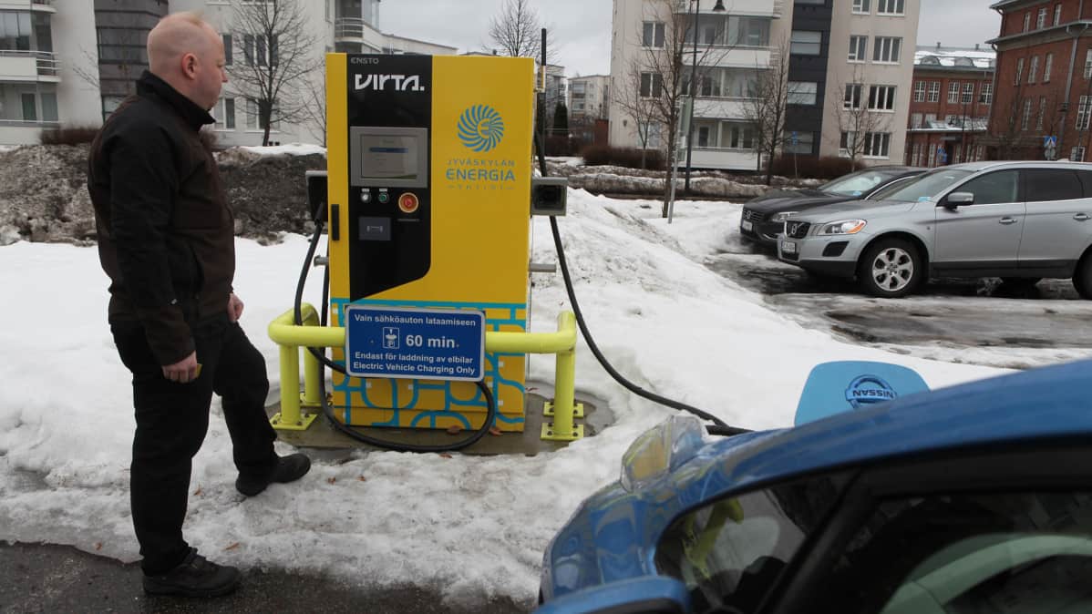 Mikko Huikko lataa sähköautoaan.