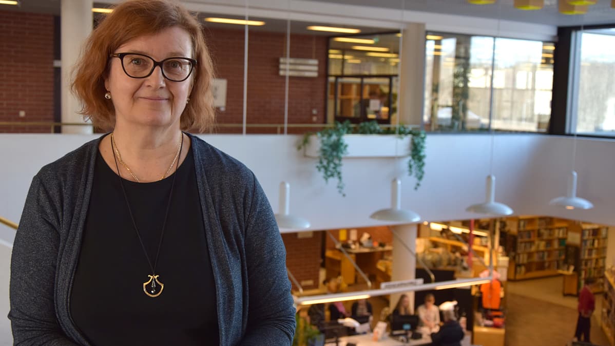 Johtava informaatikko Hämeenlinnan pääkirjaston rappusten yläpäässä