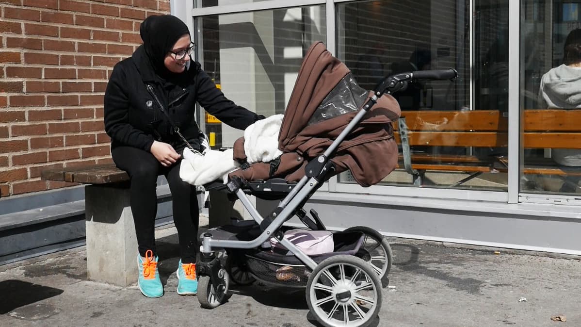 Aysha Waleed Shuhait lastenvaunujensa kanssa.