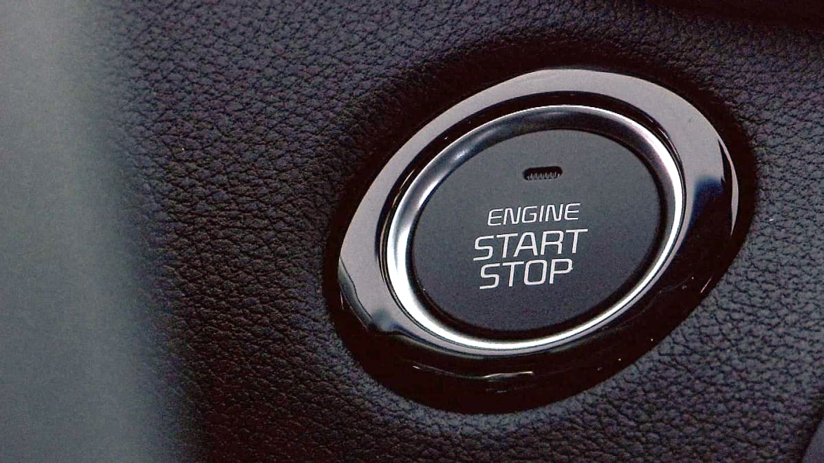 Auton käynnistyksen start engine -nappula