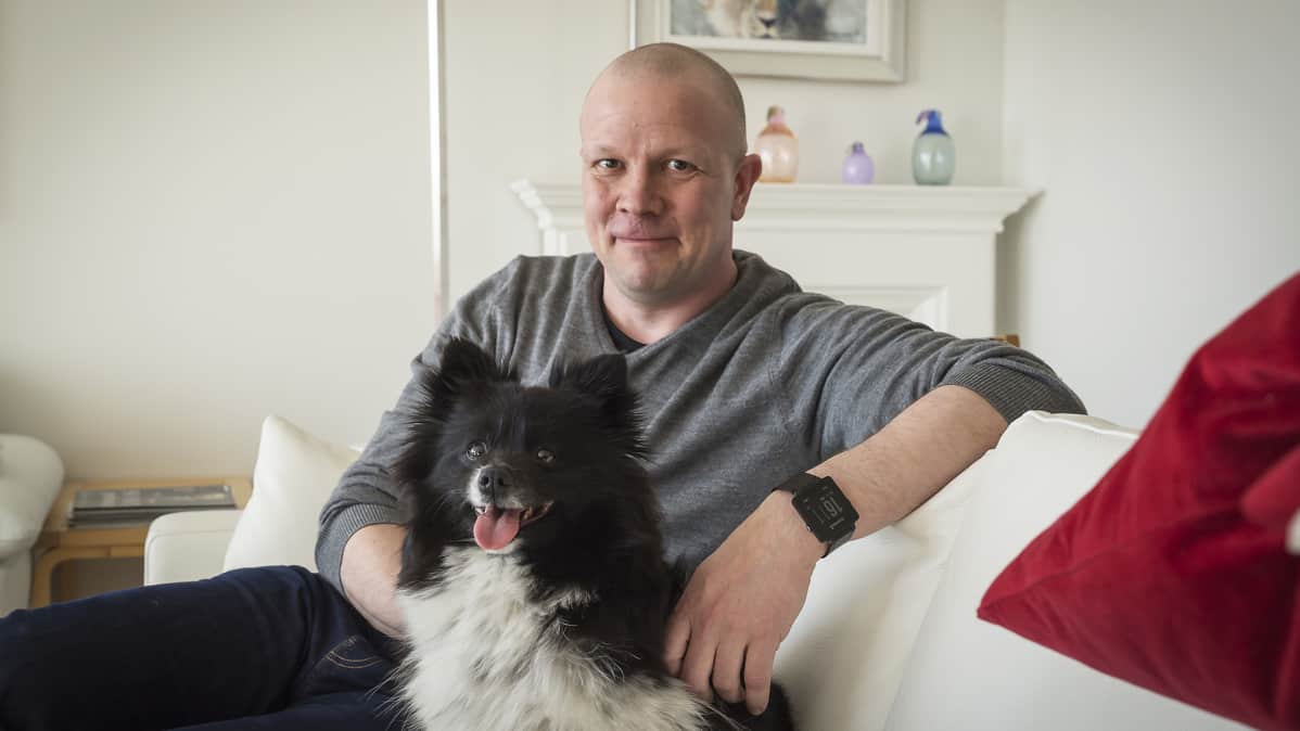 Tuomas Klockars hajukoira Iines sylissään.