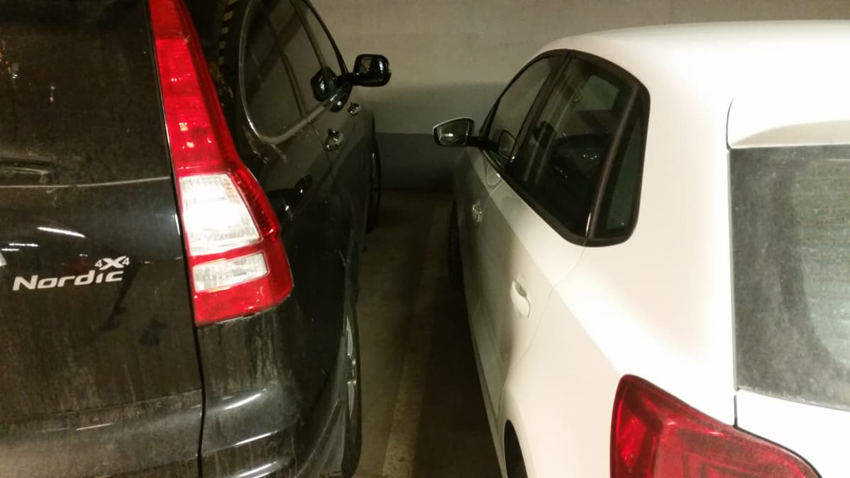 Parkkihalleissa voi joskus joutua ahtaaseen rakoon.