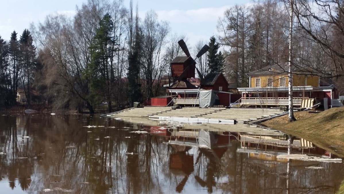 Kyrönjoen vesi on noussut jo Ilmajoen Ooppera-areenalle (18.4.18)
