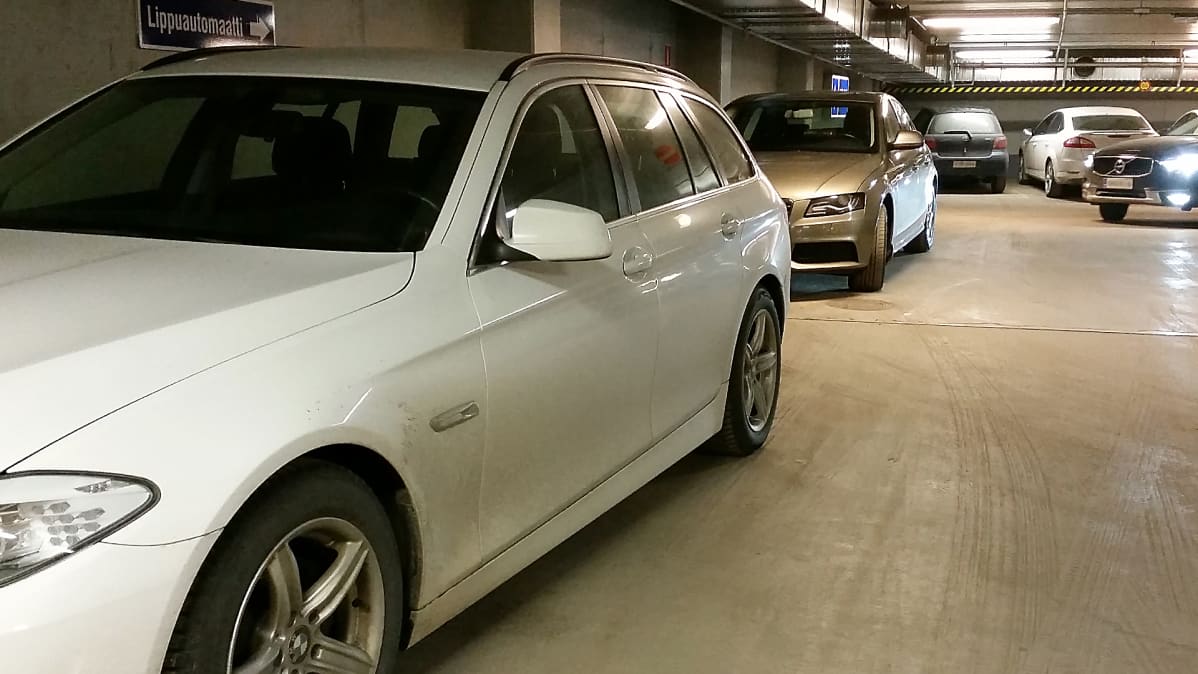 Autoilijat ovat ottaneet itselleen omaa tilaa, sillä paikalla ei ole parkkiruutuja.