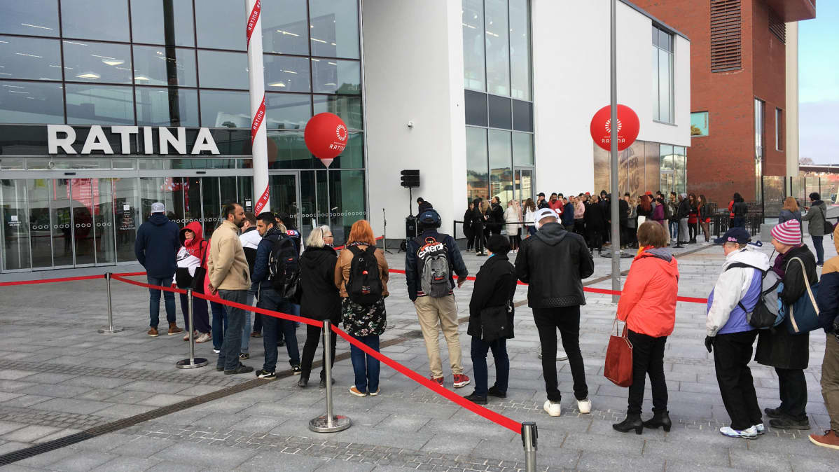Ihmiset jonottavat uuden Ratinan kauppakeskuksen edustalla juuri ennen sen avautumista.
