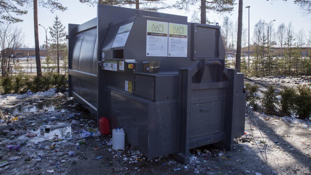 Muovinkeräyspiste kauppakeskuksen parkkipaikalla.