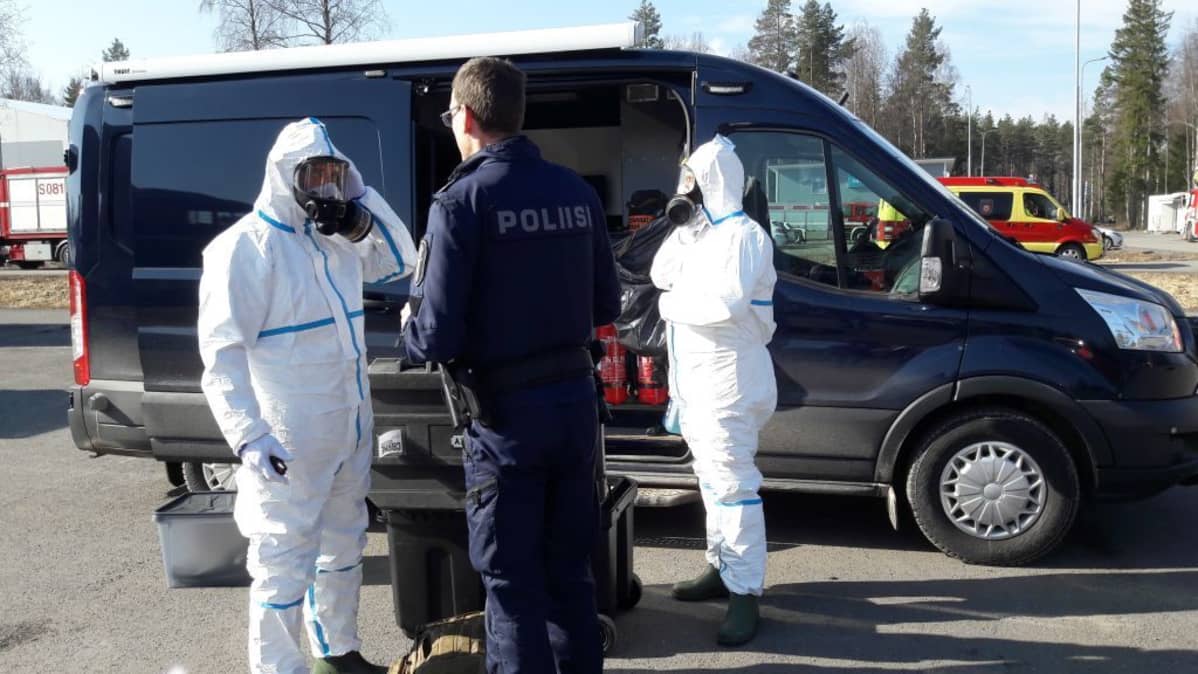 Poliisit ovat pukeutuneet suojapukuun