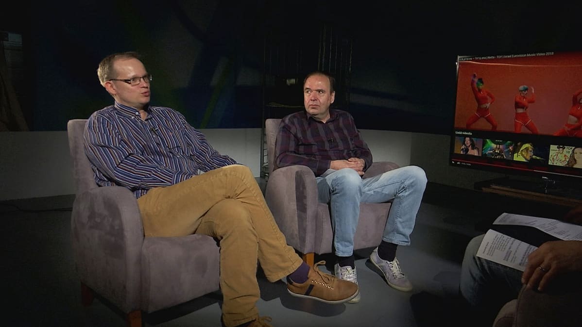Petri Tuunainen ja Olli Heikkinen ruotimassa Johnny Loganin menestystä ja tämän kevään viisusuosikkeja.