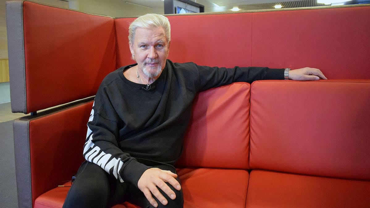 Johnny Logan esitti Laukaan Peurungan keikalla runsaasti euroviisuhittejään reippaampia kappaleita.