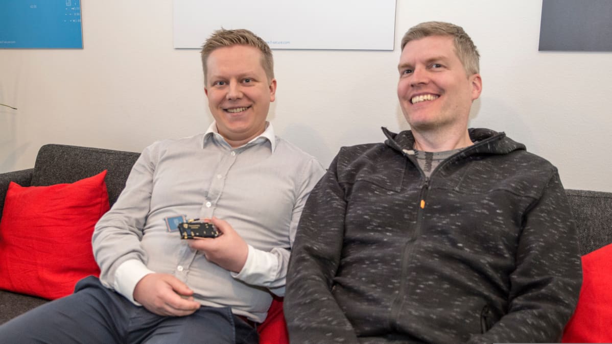 F-Securen tietoturvatutkijat Timo Hirvonen ja Tomi Tuominen.
