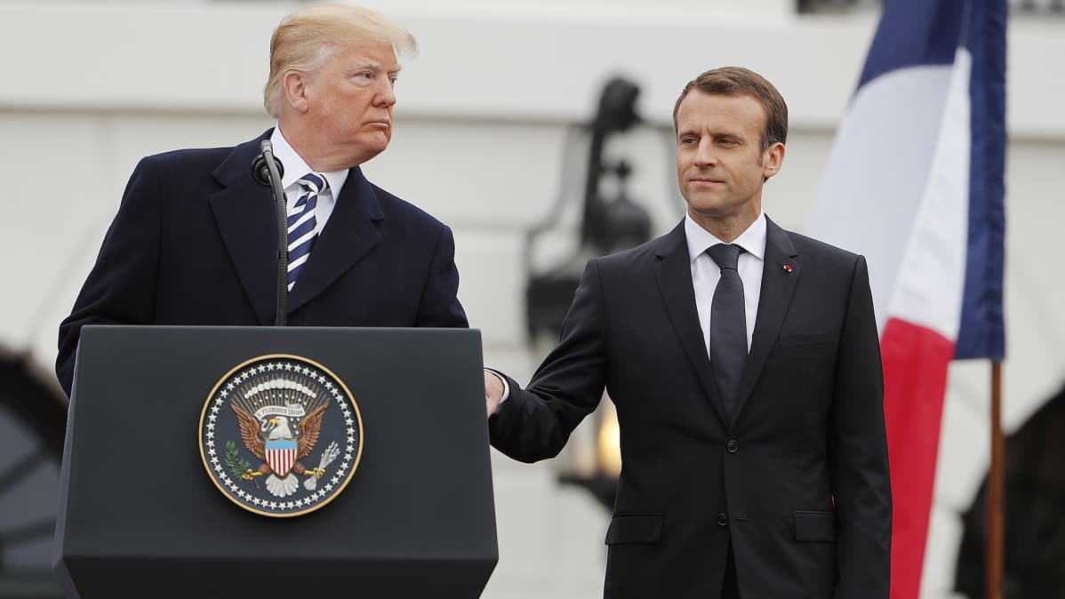 Emmanuel Macron ja Donald Trump vastaanottoseremoniassa Valkoisessa talossa 24. huhtikuuta.