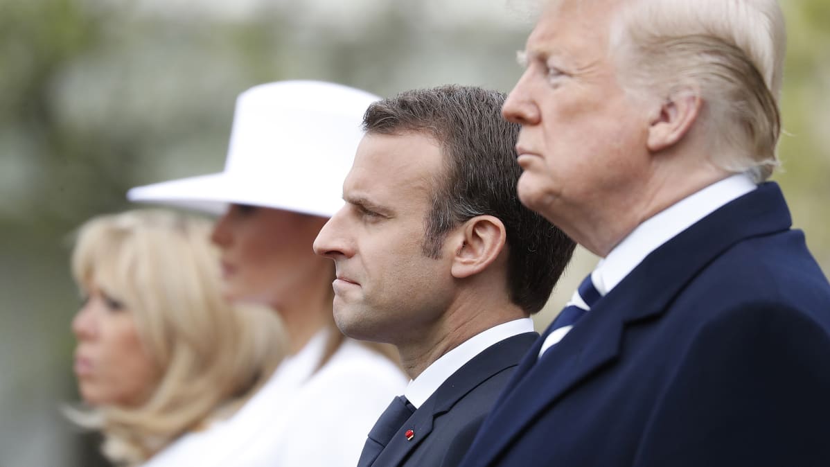 Donald Trump ja Emmanuel Macron vaimoineen vastaanottoseremoniassa Valkoisessa talossa 24. huhtikuuta.