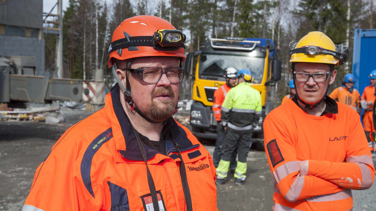 Työsuojelusihteeri rakennustyömaalla.