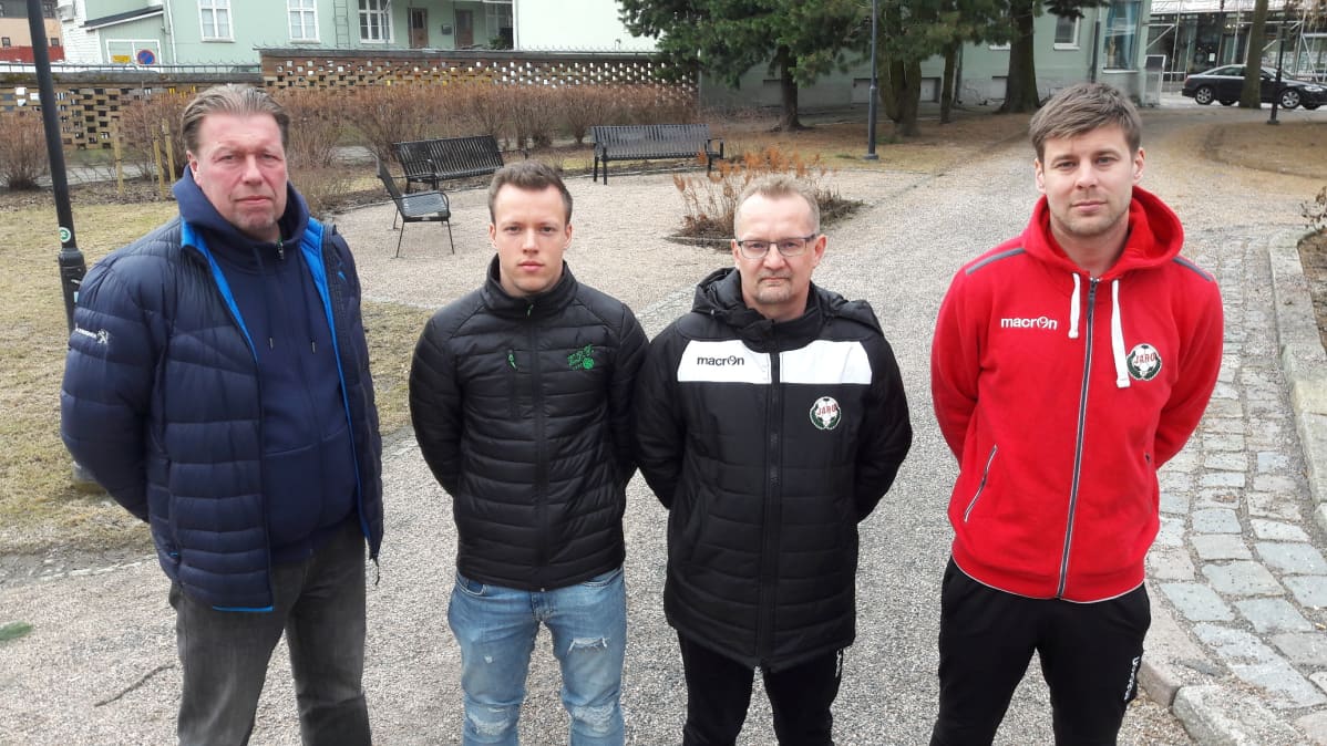 KPV:n päävalmentaja Jarmo Korhonen ja puolustaja Timo Rauhala sekä Jaron päävalmentaja Tomi Kärkkäinen ja keskikenttäpelaaja Jonas Emet.