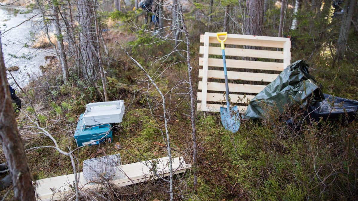 Kaakkurilautan rakennustarvikkeita maassa.