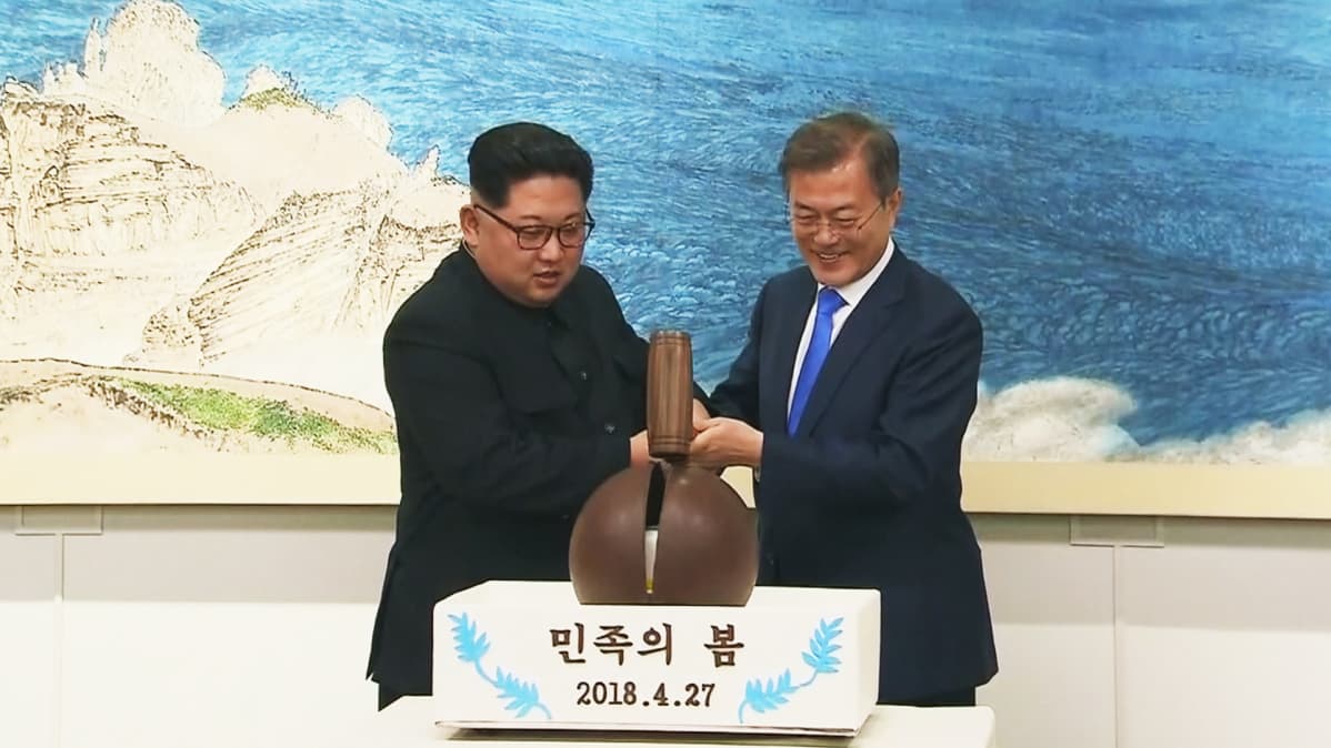 Pohjois-Korean johtaja Kim Jong-un ja Etelä-Korean presidentti Moon Jae-in leikkasivat kakun