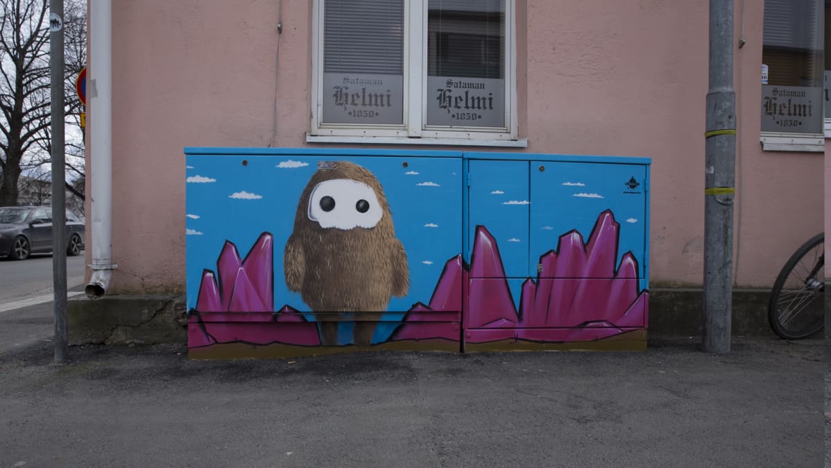 Maalattu sähkökaappi.