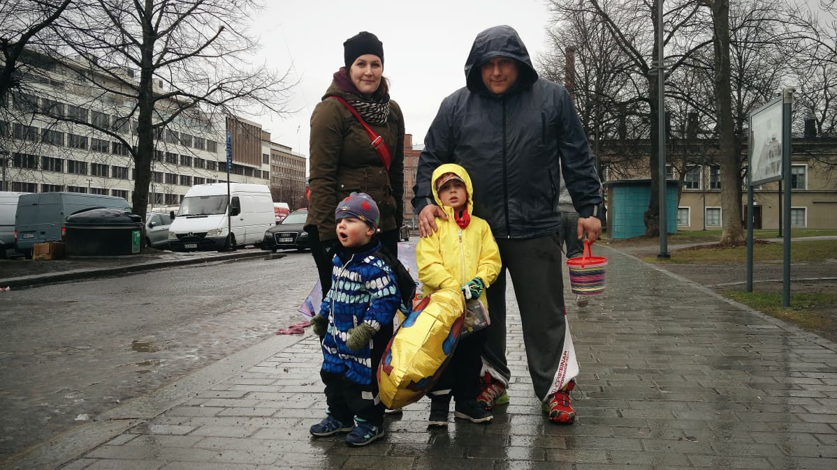 Niemisen perhe vappupallo-ostoksilla Tampereella