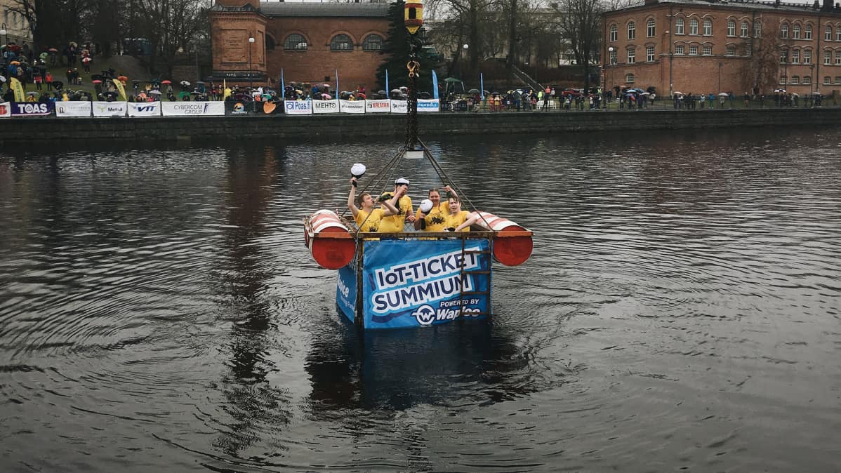 Teekkareita kastetaan Tammerkoskessa