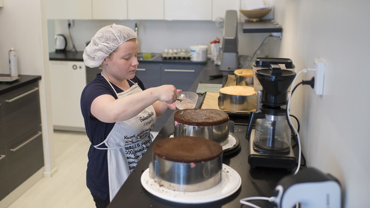 Ruusa-Mari Höyhtyä tekee kakkuja.
