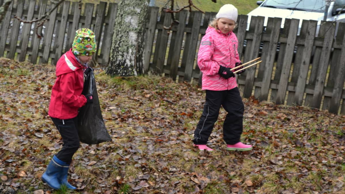 Kenda Särkkä ja Viivi Aalto metsästävät roskia vauhdilla.