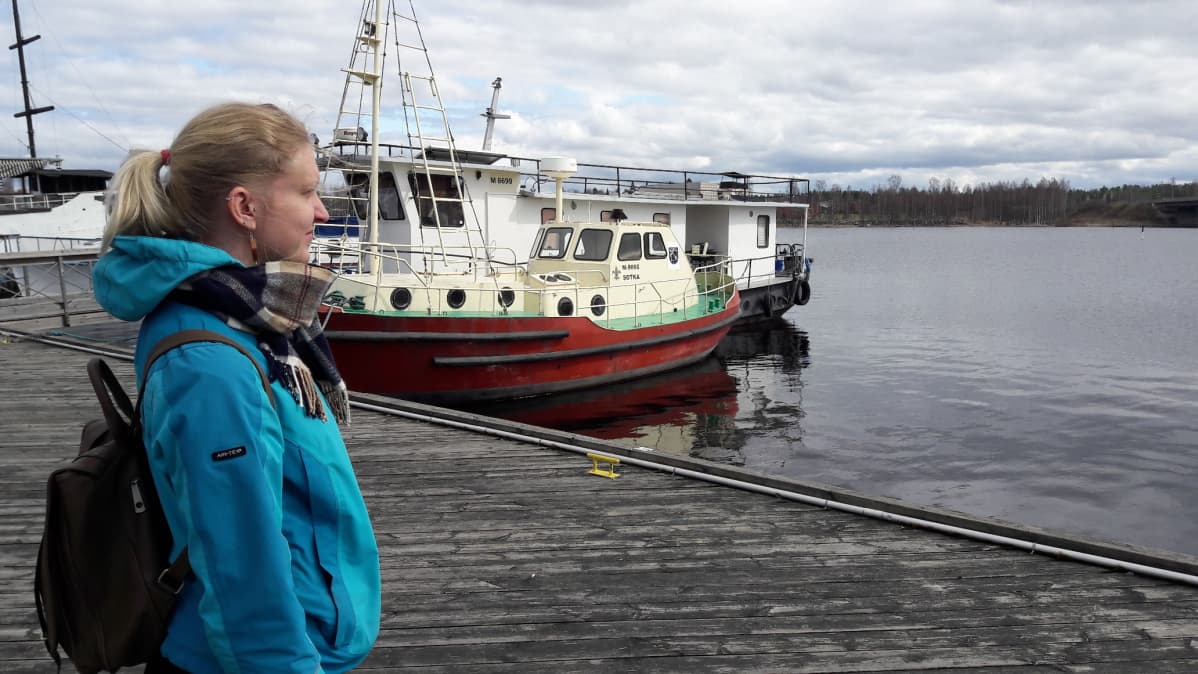 Lokkivahti Kaisu Natunen katselee järvelle