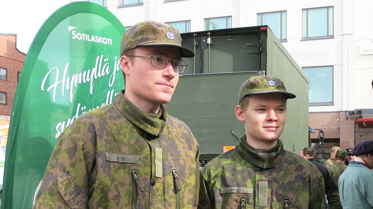 Varusmiehet Rovaniemen Lordiaukiolla