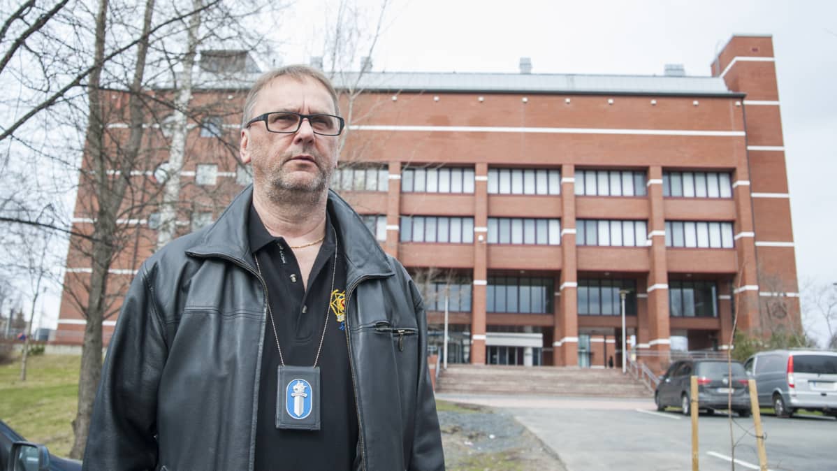 Poliisi parkkipaikalla.
