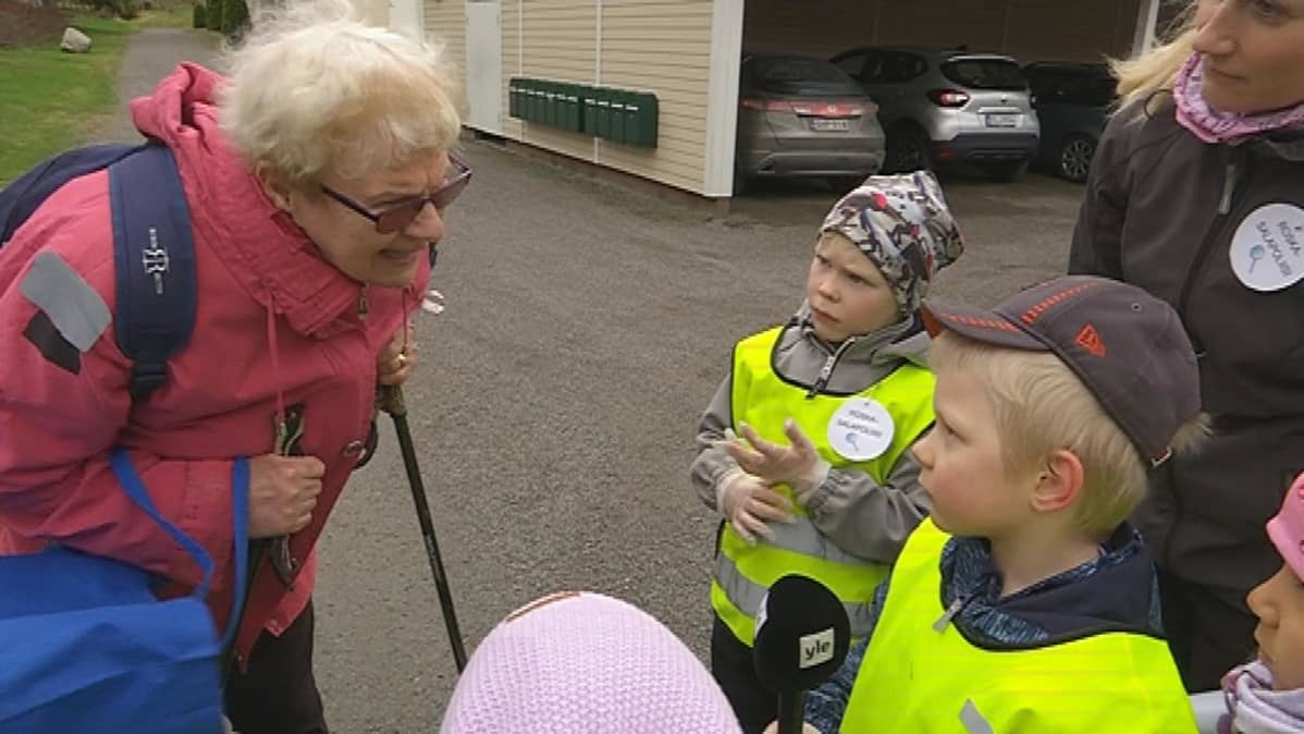 Roskasalapoliisit haastattelevat Ritva Sinkkosta.